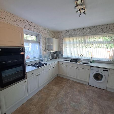 Dalton House - Three Bedroom Property Stretford Free Parking Near The Trafford Centre Manchester Exteriör bild